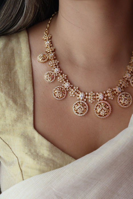 Heritage gold plated white stone short necklace H2333