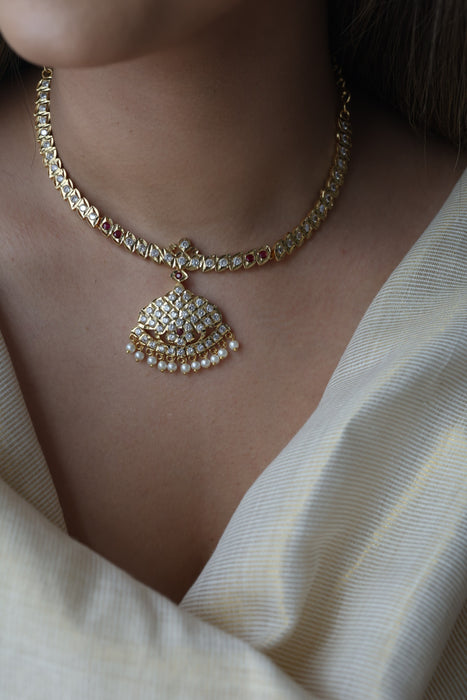 Heritage gold plated white stone short necklace H992