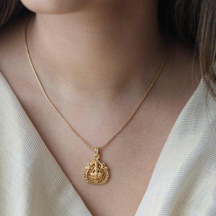 Heritage gold plated lakshmi simple pendant short chain HC8121