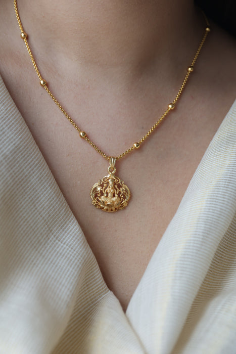 Heritage gold plated simple lakshmi pendant short chain HC1113