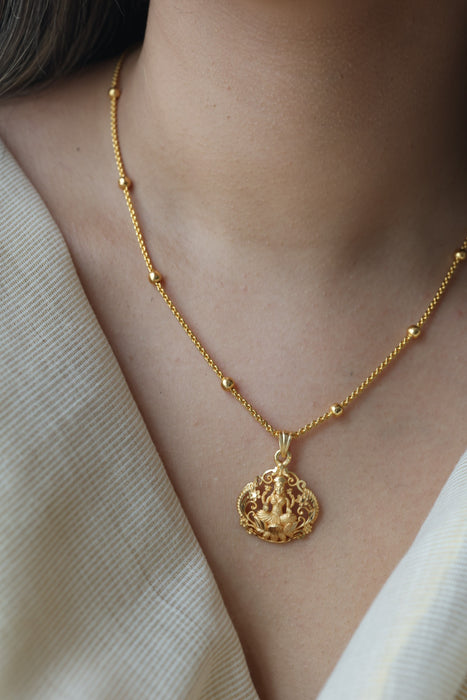 Heritage gold plated simple lakshmi pendant short chain HC1113
