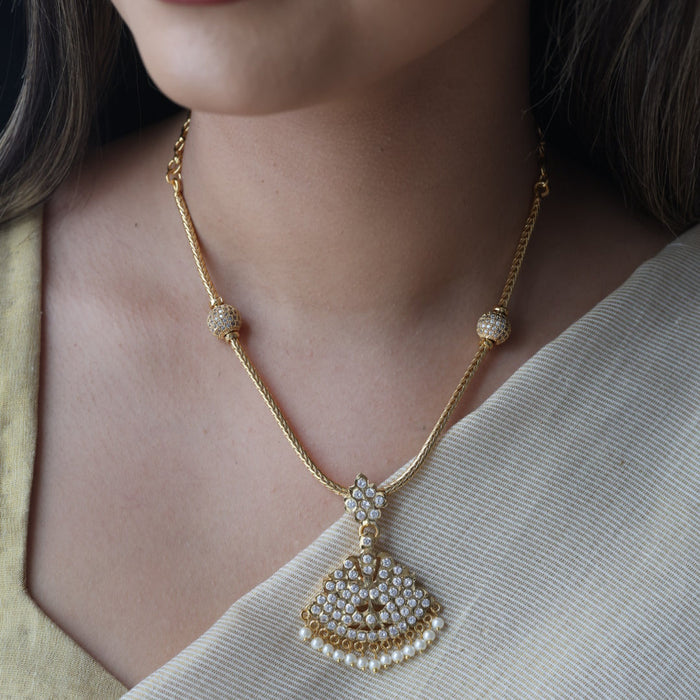 Heritage gold plated white stone short necklace H1901
