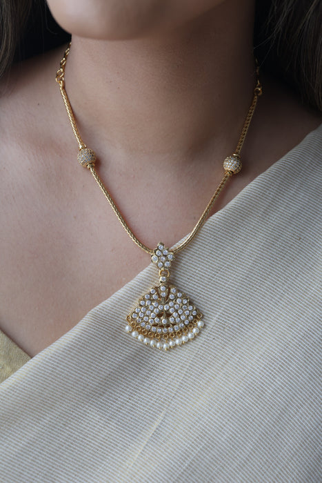 Heritage gold plated white stone short necklace H1901