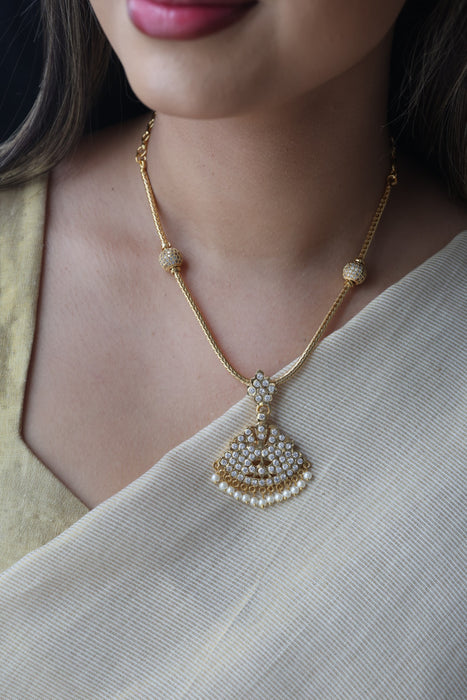Heritage gold plated white stone short necklace H1901