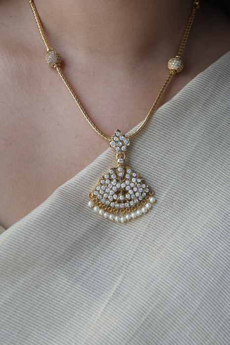 Heritage gold plated white stone short necklace H1901
