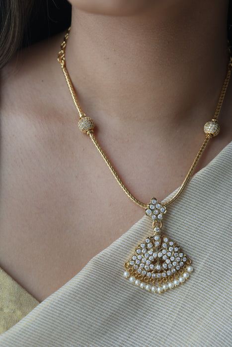 Heritage gold plated white stone short necklace H1901