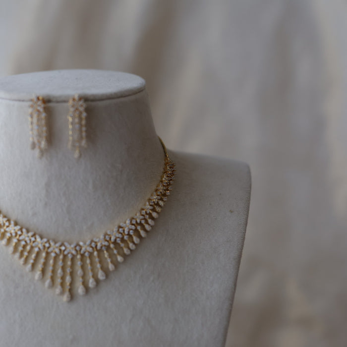 Heritage gold plated white stone short necklace with earrimgs H1334
