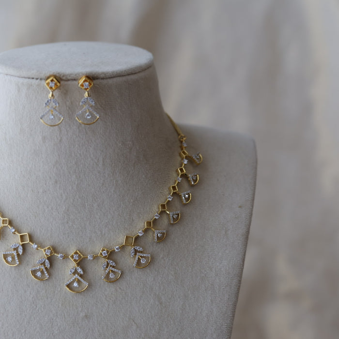 Heritage gold plated white stone short necklace with earrimgs H13222