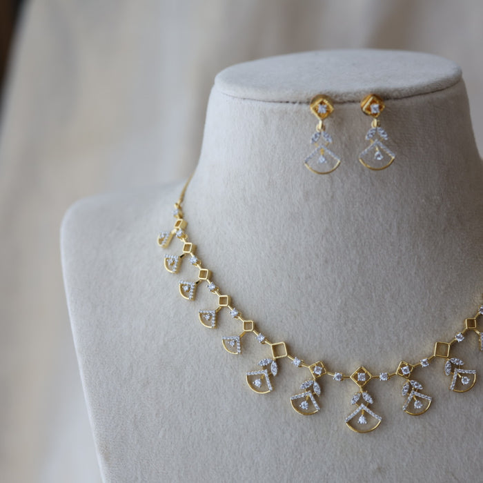 Heritage gold plated white stone short necklace with earrimgs H13222