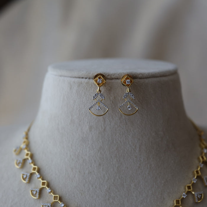Heritage gold plated white stone short necklace with earrimgs H13222