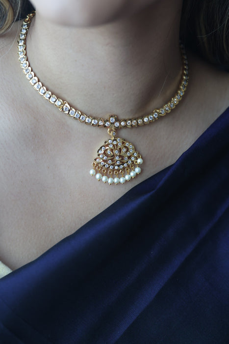 Heritage gold plated white stone short necklace H1101