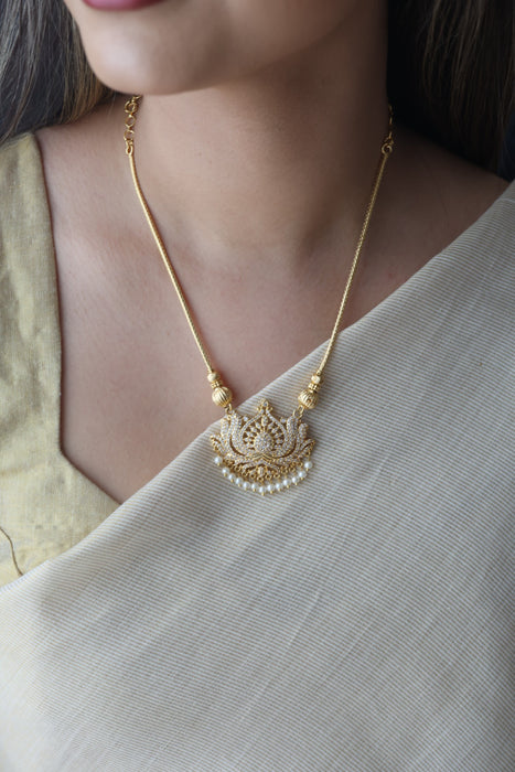 Heritage white stone short necklace H1334