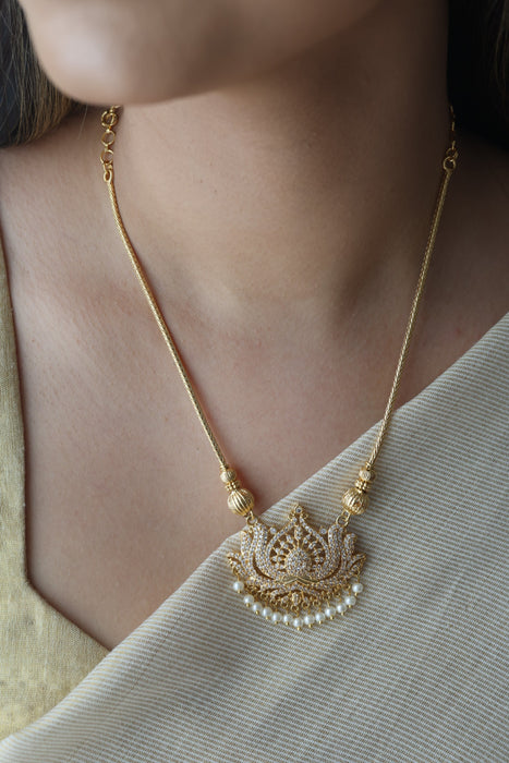 Heritage white stone short necklace H1334