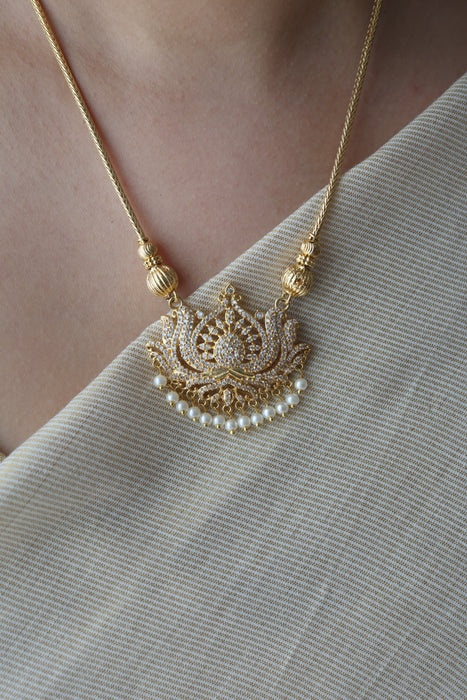 Heritage white stone short necklace H1334