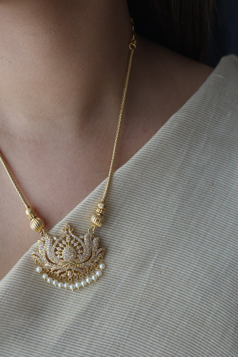 Heritage white stone short necklace H1334