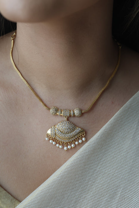 Heritage gold plated short necklace H11243