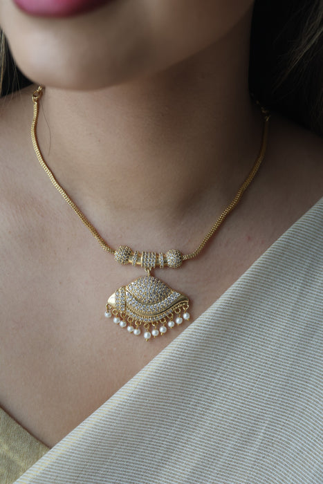 Heritage gold plated short necklace H11243