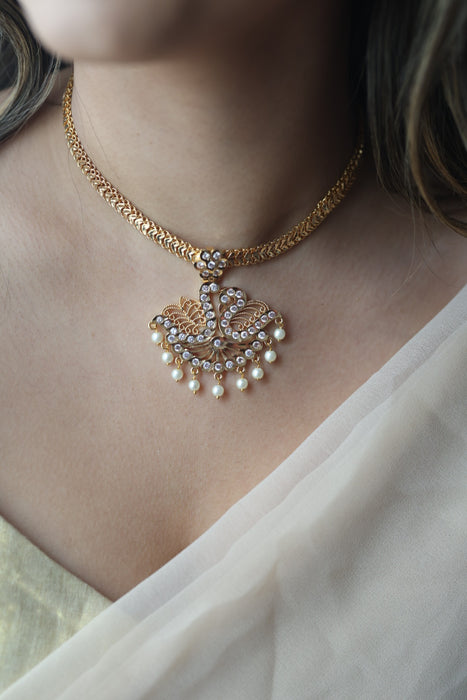 Heritage gold plated white stone short necklace H453