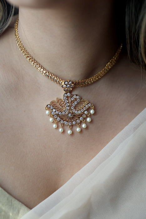 Heritage gold plated white stone short necklace H18993