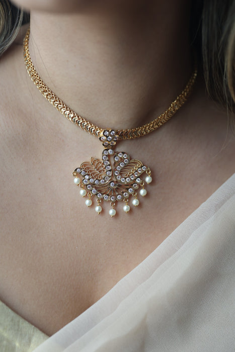 Heritage gold plated white stone short necklace H453