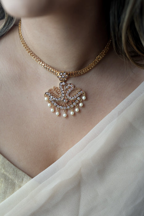 Heritage gold plated white stone short necklace H18993