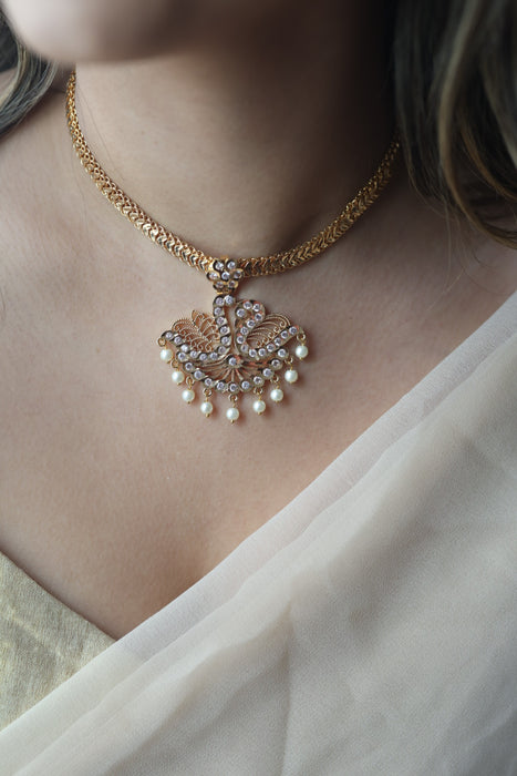 Heritage gold plated white stone short necklace H453