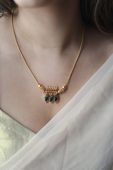 Heritage gold plated green stone short necklace H14566