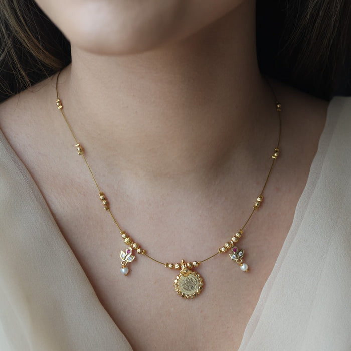 Heritage white stone coin design invisible short necklace IN356