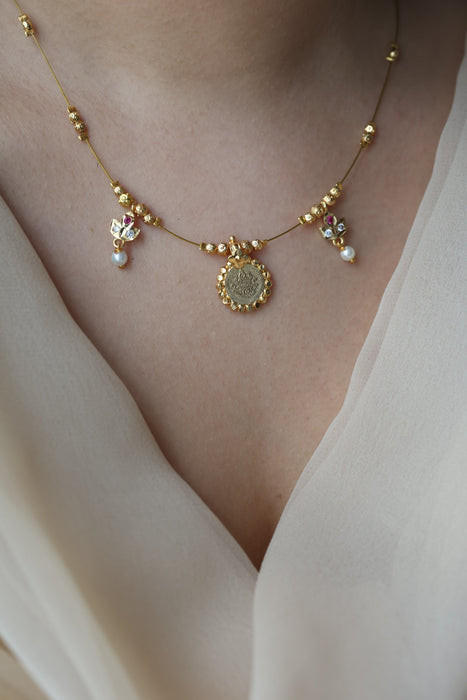 Heritage white stone coin design invisible short necklace IN356