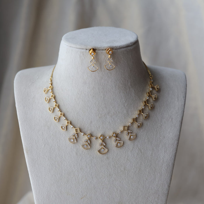 Heritage gold plated white stone short necklace with earrings H9222