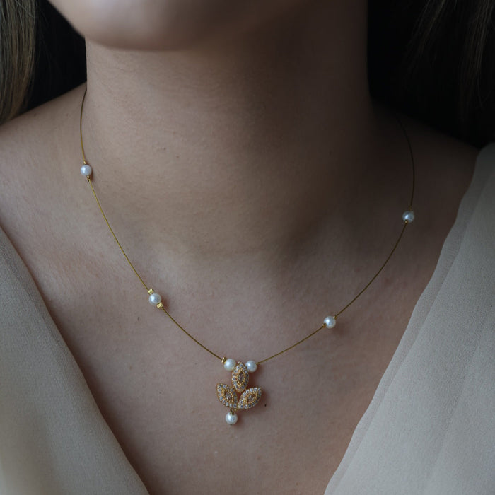 Heritage white stone invisible short necklace IN1457