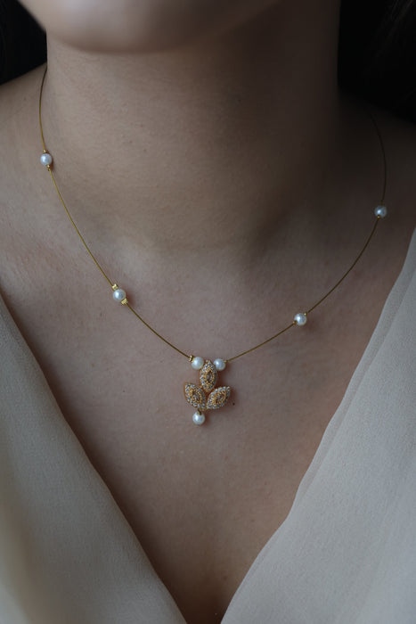 Heritage white stone invisible short necklace IN1457