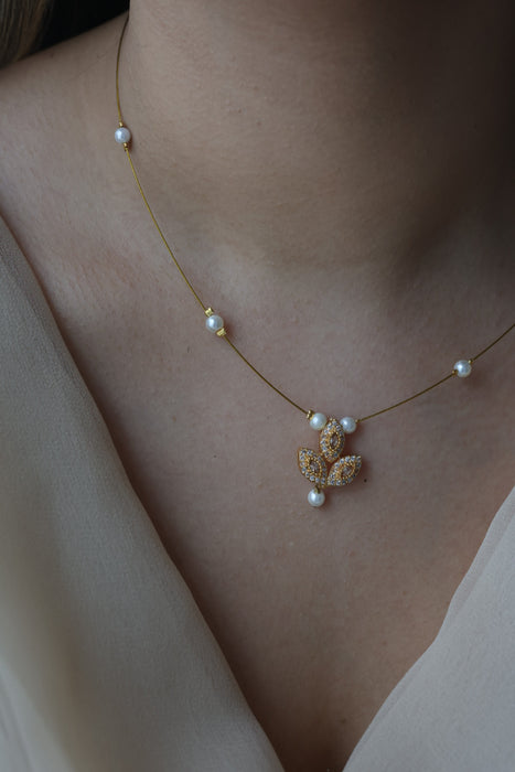 Heritage white stone invisible short necklace IN1457