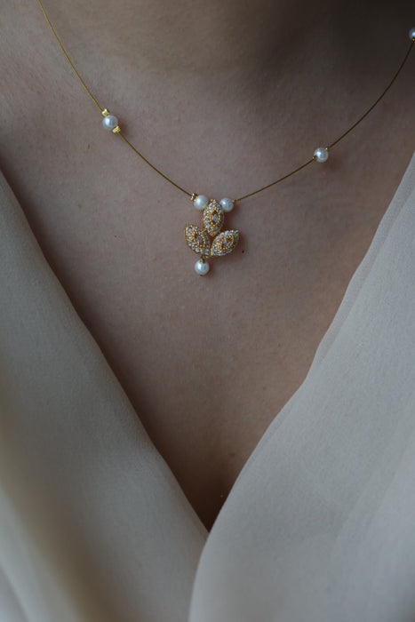 Heritage white stone invisible short necklace IN1457