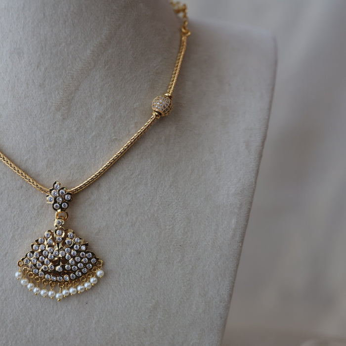 Heritage gold plated white stone short necklace H1901