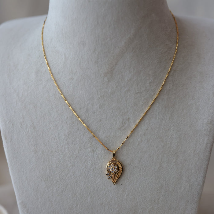 Heritage gold plated simple pendant short chain HC1233