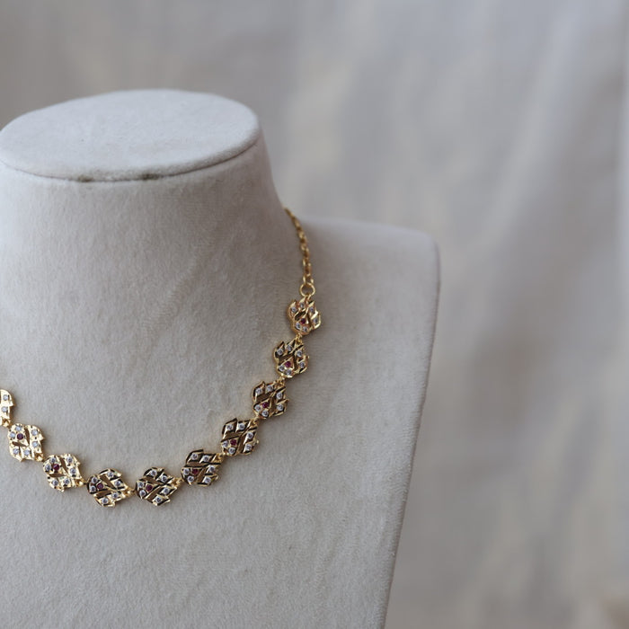 Heritage gold plated ruby white stone short necklace H721