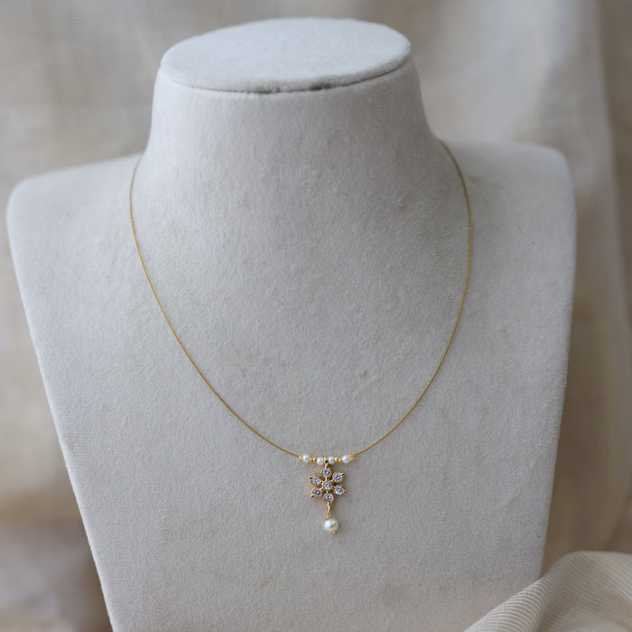 Heritage white stone invisible short necklace IN33899