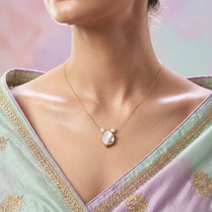 Heritage white stone invisible short necklace IN98999