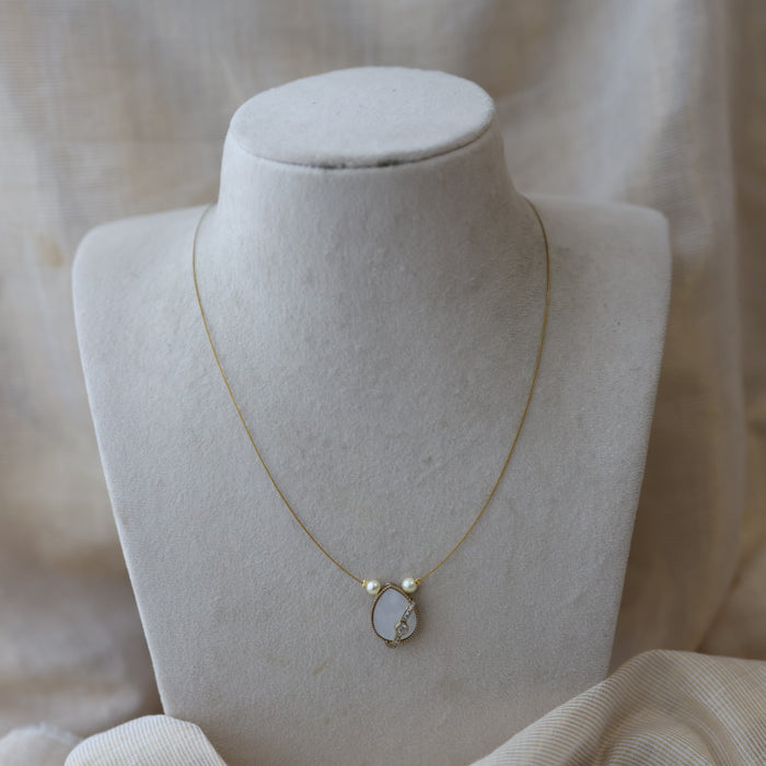 Heritage white stone invisible short necklace IN98999