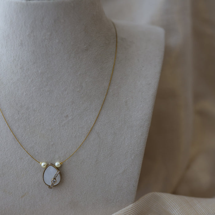Heritage white stone invisible short necklace IN98999