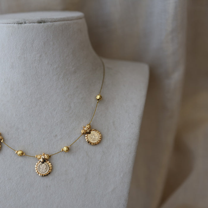 Heritage white stone invisible short necklace IN38999