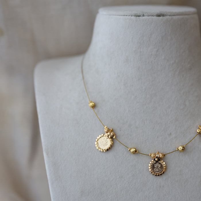 Heritage white stone invisible short necklace IN38999