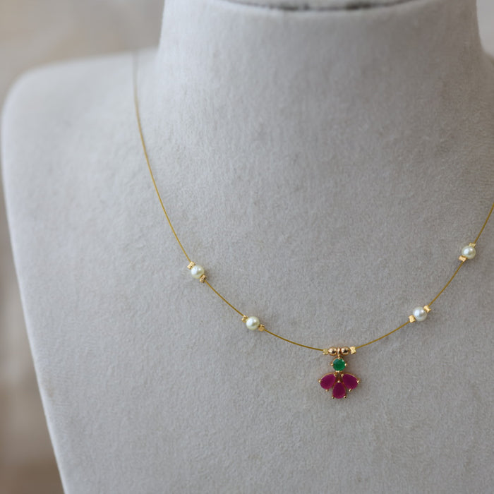 Heritage white stone invisible short necklace IN3899