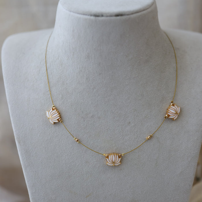 Heritage lotus design invisible short necklace IN8484