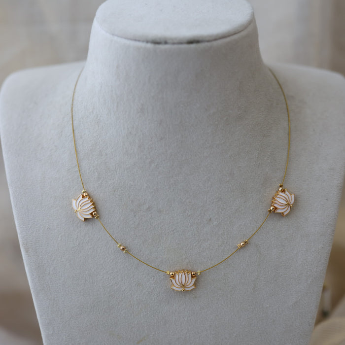 Heritage lotus design invisible short necklace IN8484