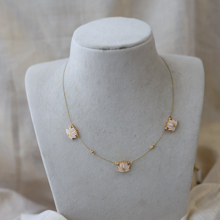 Heritage lotus design invisible short necklace IN8484