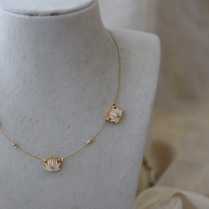 Heritage lotus design invisible short necklace IN8484