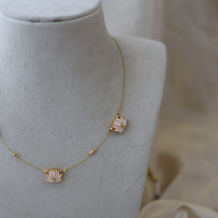 Heritage lotus design invisible short necklace IN8484