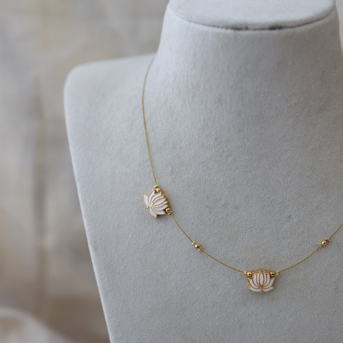 Heritage lotus design invisible short necklace IN8484